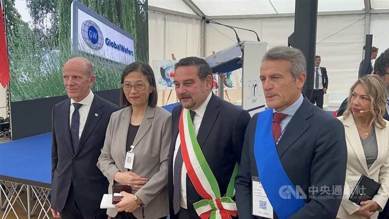 MEMC President Marco Sciamanna (left), GlobalWafers Chairwoman Doris Hsu (second left) and Novara Mayor Alessandro Canelli (second right) attend the inaugural ceremony of a 12-inch silicon wafer plant in Novara, northern Italy, on Wednesday. CNA photo Oct. 15, 2025