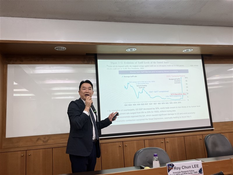 South Korean economist Heo Yoon speaks at a seminar organized by the Chung-Hua Institution for Economic Research in Taipei on Thursday. CNA photo Oct. 16, 2025