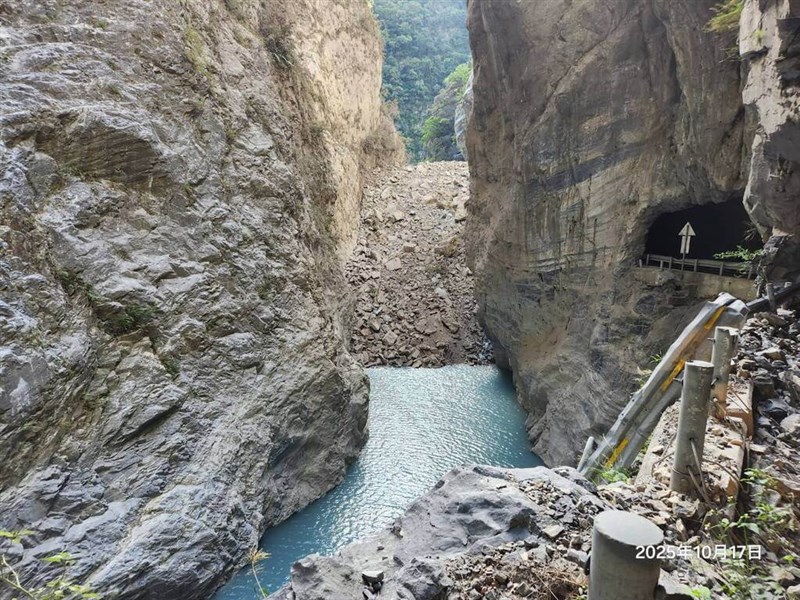 A section of the Liwu River in Hualien County was blocked, forming a barrier lake. Photo courtesy of the Highway Bureau