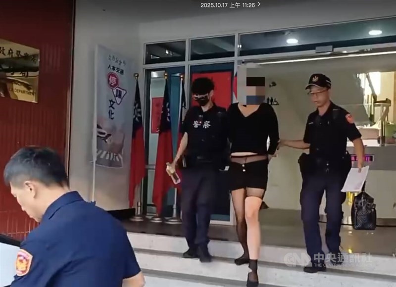 Police arrested 33-year-old fugitive Yang (second left) in New Taipei on Friday. Photo courtesy of the local authorities Oct. 17, 2025