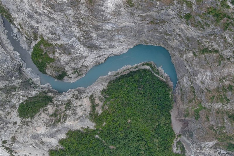 A roadside barrier lake near the Swallow Grotto Trail in Taroko National Park, Hualien, on Friday. CNA photo Oct. 17, 2025