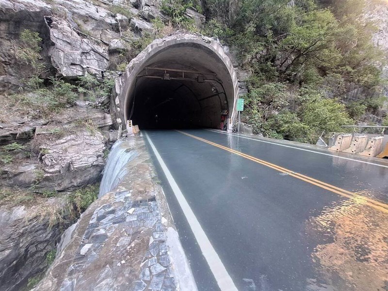 A section of road at Taroko National Park is seen flooded on Saturday. Photo courtesy of the Hualien branch of the Forestry and Nature Conservation Agency