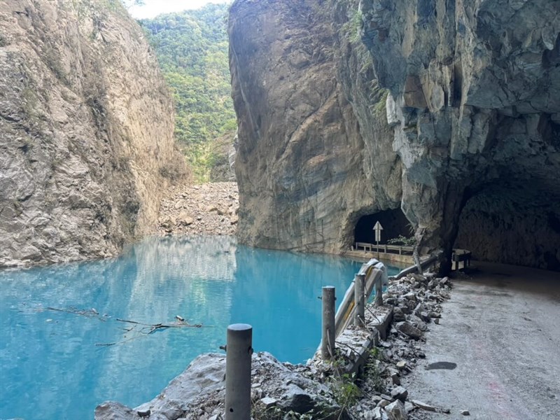 The water level at the Liwu River barrier lake is seen rising near a nearby road surface. Photo courtesy of the Hualien branch of the Forestry and Nature Conservation Agency