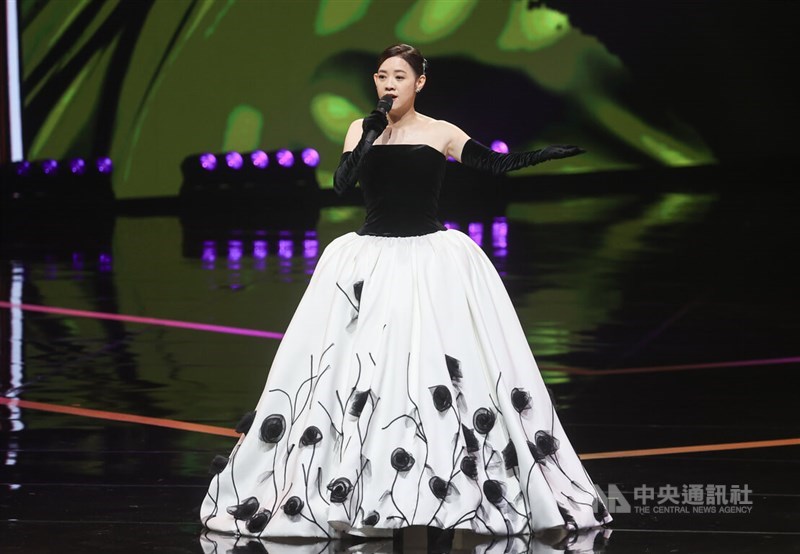 Bowie Tseng, host of the 60th Golden Bell Awards, opens the ceremony at Taipei Music Center on Saturday, praising all nominees for their behind-the-scenes efforts, saying, “Everyone here did amazing.” CNA photo Oct. 18, 2025