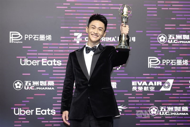 Actor Edward Jhu raises his trophy high as he claims the best supporting actor award in Taipei on Saturday. CNA photo Oct. 18, 2025