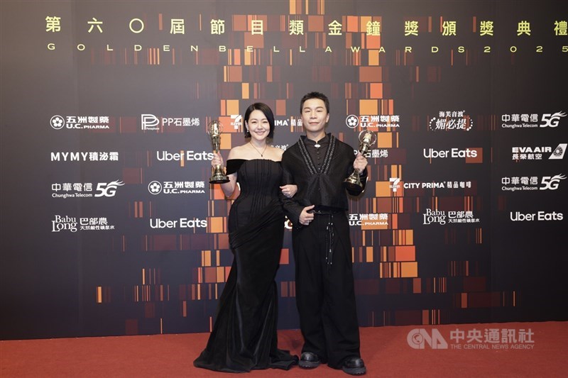Dee Hsu (left) and her co-host Patrick Liu pose with their awards in Taipei on Friday. CNA photo Oct. 17, 2025