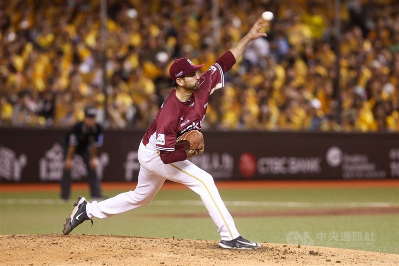 Rakuten Monkeys starter Marcelo Martinez pitches seven shutout innings against the CTBC Brothers at the Taipei Dome on Saturday. CNA photo Oct. 18, 2025
