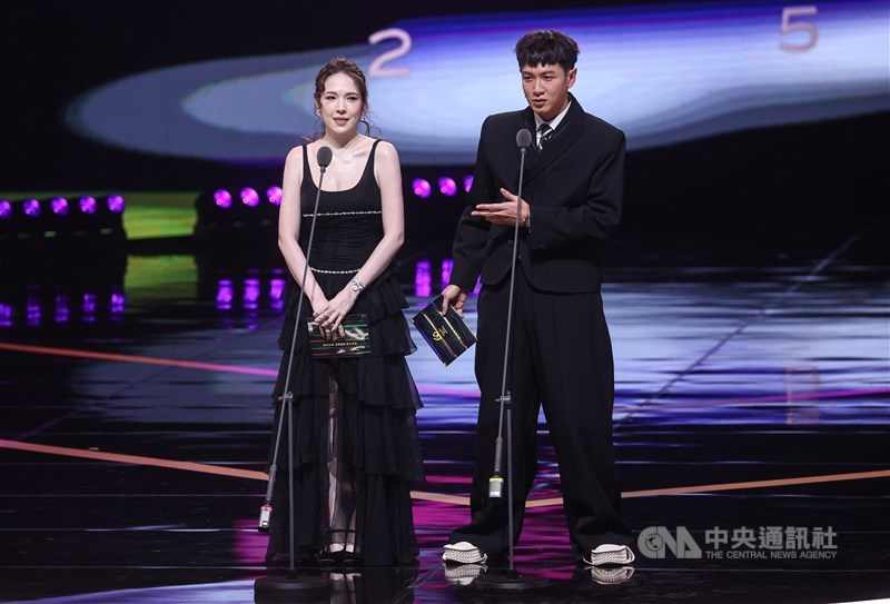 Actor Kai Ko(right) and Ann Hsu present an award together in Taipei on Saturday. CNA photo Oct. 18, 2025