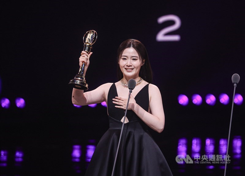 Shiauli Yang, the leading actress of "Thought Dead Still Alive," wins the Best Actress in a Miniseries or a TV Movie award in Taipei on Saturday. CNA photo Oct. 18, 2025