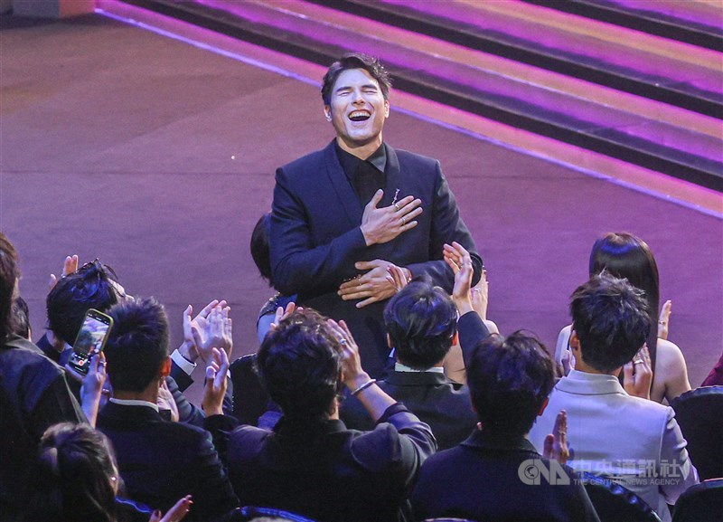 Actor Rhydian Vaughan laughs upon receiving the Best Actor in a Miniseries/TV Movie award in Taipei on Saturday. CNA photo Oct. 18, 2025