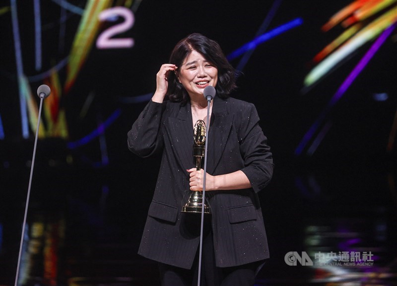 Director Yen Yi-wen wins the Best Directing in a Television Series award in Taipei on Saturday, saying it is the award she has longed for most this year. CNA photo Oct. 18, 2025