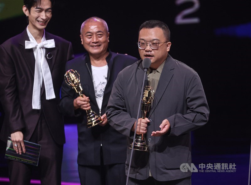 "Black Tide Island" lighting crew accepts the Best lighting award in Taipei on Saturday. This serves as the fourth trophy "Black Tide Island" received tonight. CNA photo Oct. 18, 2025
