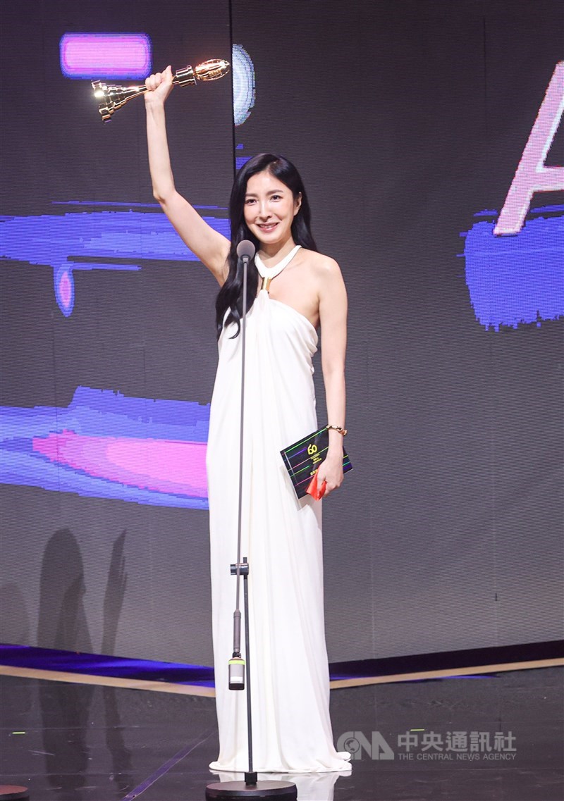 Actress Cheryl Yang raises her trophy high as she claims the award for best actress in a television series in Taipei on Saturday. CNA photo Oct. 18, 2025