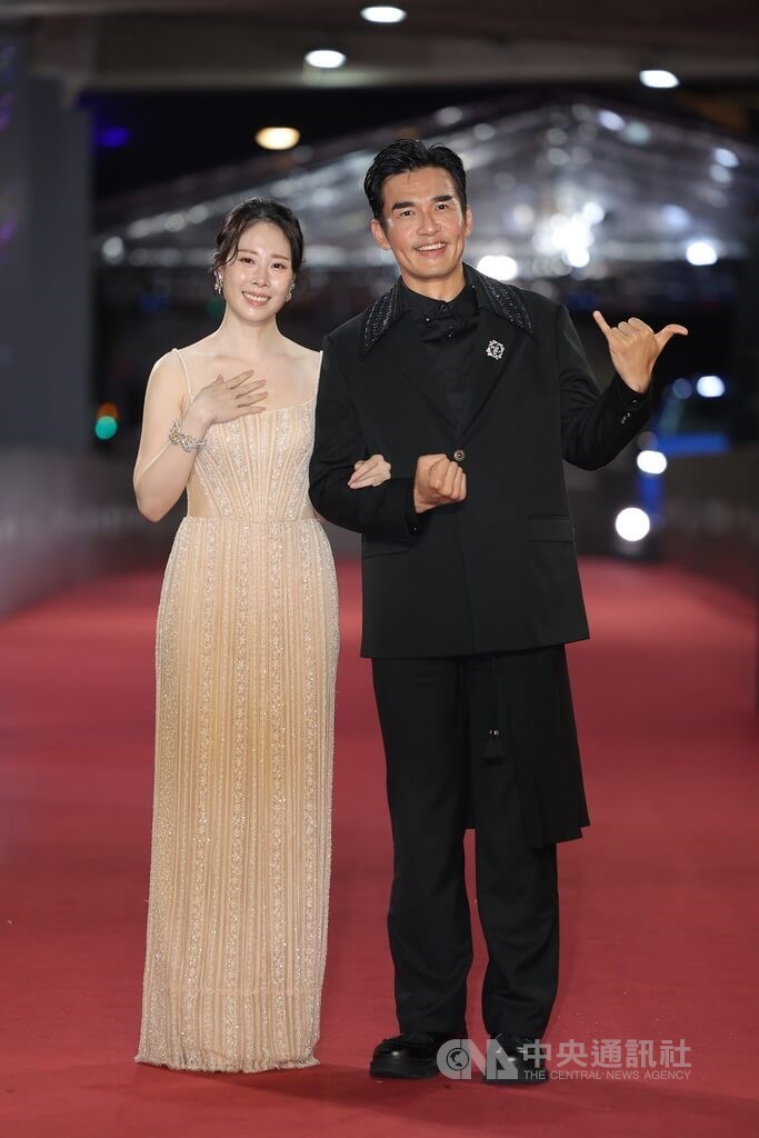 Weber Yang (right) and Ina Tsai, cast members of The Outlaw Doctor, pose on the red carpet in Taipei on Saturday. Yang wore a black suit, while Tsai donned a beige beaded chiffon gown. CNA photo Oct. 18, 2025