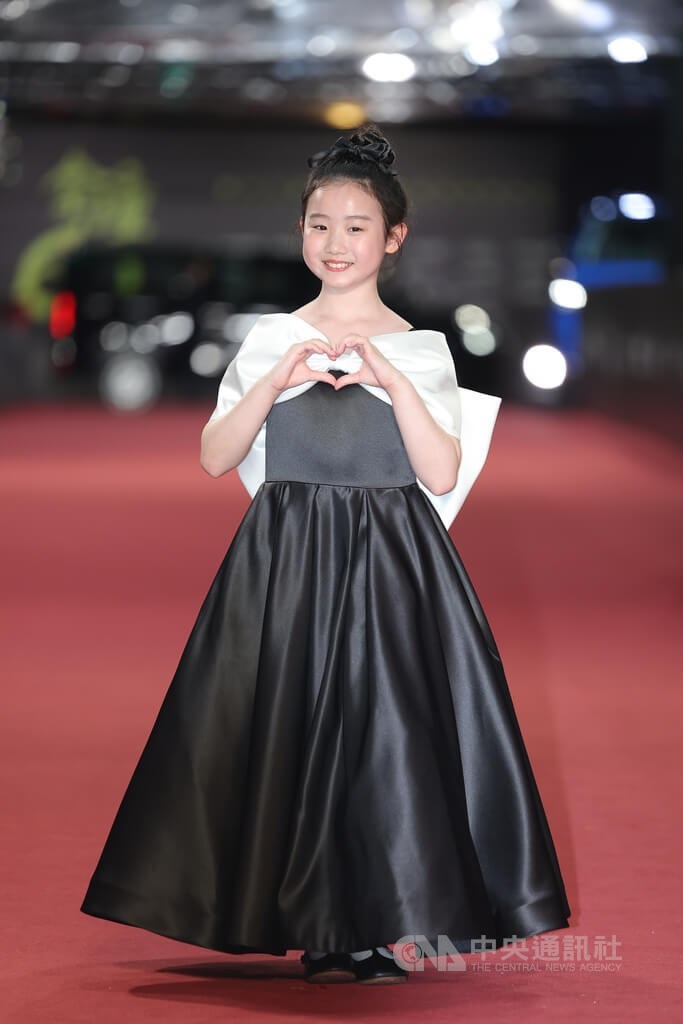 Nina Ye, an actress in The Cleaner, poses with a heart gesture in front of the camera on the red carpet in Taipei on Saturday. CNA photo Oct. 18, 2025