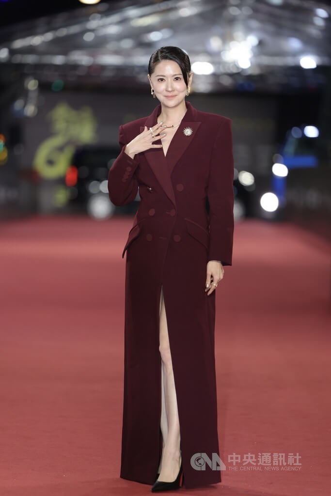 Allison Lin, actress from "Tabloid", strolls the red carpet in a maroon dress with a black suit collar design in Taipei on Saturday. CNA photo Oct. 18, 2025