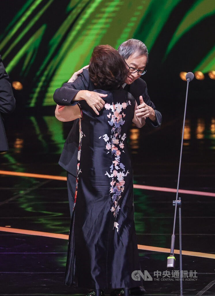 Minister of Culture Li Yuan hugs actress Chen Shu-fang, recipient of the Special Contribution Award, in Taipei on Saturday. CNA photo Oct. 18, 2025