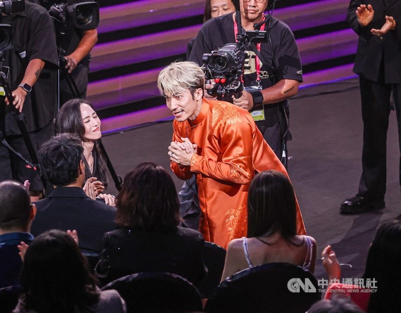 Actor Liên Bỉnh Phát wins the best actor in a television series award in Taipei on Saturday for his nuanced performance in "The Outlaw Doctor." CNA photo Oct. 18, 2025