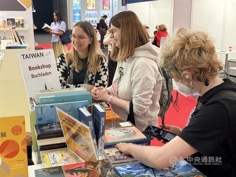 Readers visit the Taiwan Pavilion of the Frankfurt Book Fair. CNA photo Oct. 19, 2025