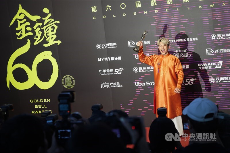 Liên Bỉnh Phát poses for photographers after winning best actor in a television series award for "The Outlaw Doctor" at the 60th Golden Bell Awards. CNA photo Oct. 18, 2025