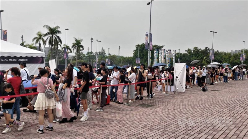 "Blinks" line up outside of the Kaohsiung National Stadium early Sunday to try and buy Blackpink merch. CNA photo Oct. 19, 2025
