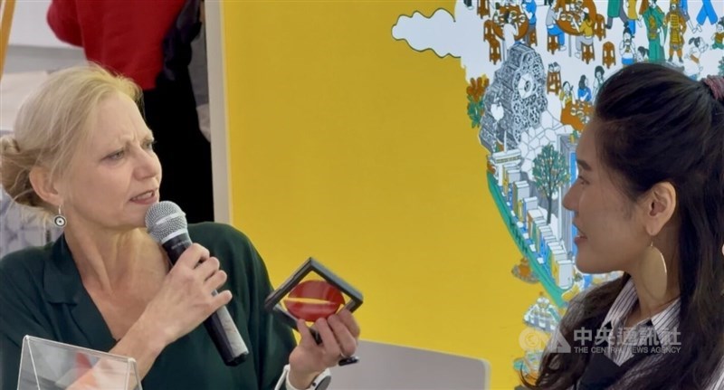 German translator Karin Betz (left) talks with Taiwanese novelist Katniss Hsiao at the Taiwan Pavilion of the Frankfurt Book Fair. CNA photo Oct. 19, 2025