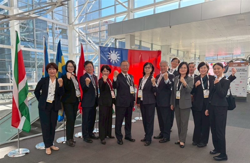 National Police Agency Deputy Director-General Liao Hsun-cheng (fifth from left) leads the Taiwanese delegation at the International Association of Chiefs of Police annual conference in Denver, United States, on Monday. Photo courtesy of the National Police Agency