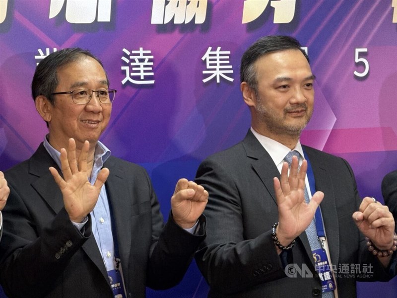 Inventec President Tsai Chih-an (left) and Chairman Yeh Li-cheng. CNA photo Oct. 21, 2025