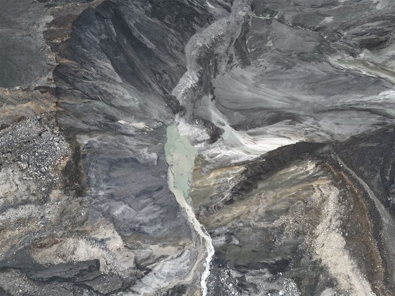 An aerial image shows a newly formed small barrier lake on Matai'an Creek in Hualien County on Tuesday. Photo courtesy of the Forestry and Nature Conservation Agency Oct. 21, 2025
