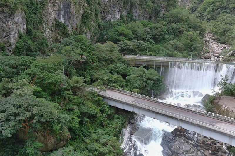 The barrier lake overflows, forming a waterfall that flows into the Ludan River, which later joins the Liwu River in Hualien County on Tuesday. Photo courtesy of the Forestry and Nature Conservation Agency Oct. 21, 2025