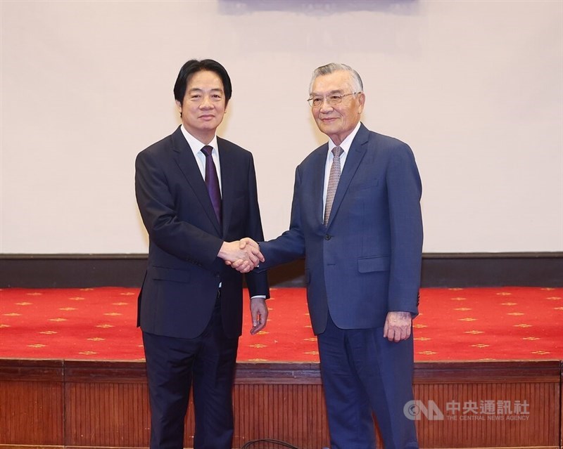 President Lai Ching-te (left) shakes hands with Presidential Adviser Lin Hsin-i, envoy to the 2025 APEC Economic Leaders’ Meeting. CNA photo Oct. 21, 2025