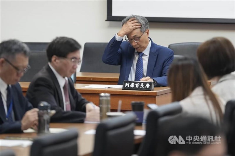 Agriculture Minister Chen Junne-jih (in blue suit) delivers a briefing on the ASF situation at the Legislature on Thursday. CNA photo Oct. 23, 2025