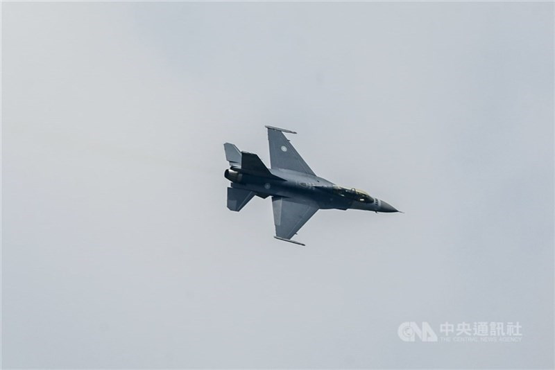An F-16V fighter jet performs a demonstration at an Air Force base in Chiayi. CNA file photo