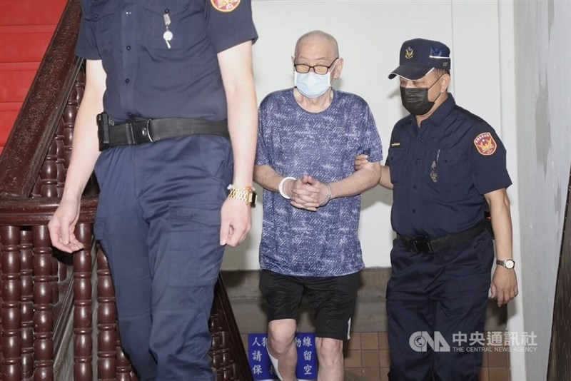 Kao An-kuo (center) is escorted by police officers to a court hearing in July. CNA file photo