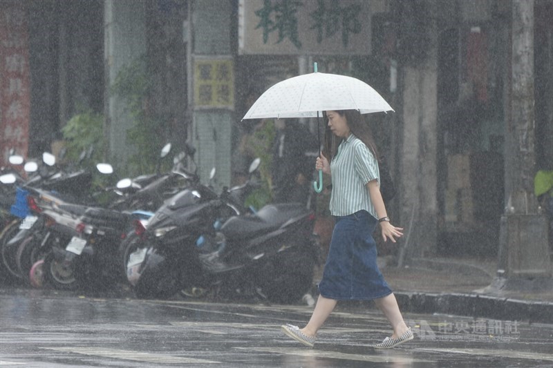 A commuter braves the rain on Monday. CNA photo Oct. 20, 2025