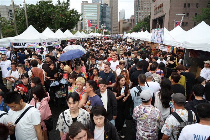 Crowds flock to the “rainbow market” at the 23rd Taiwan Pride parade in Taipei on Saturday. CNA photo Oct. 25, 2025