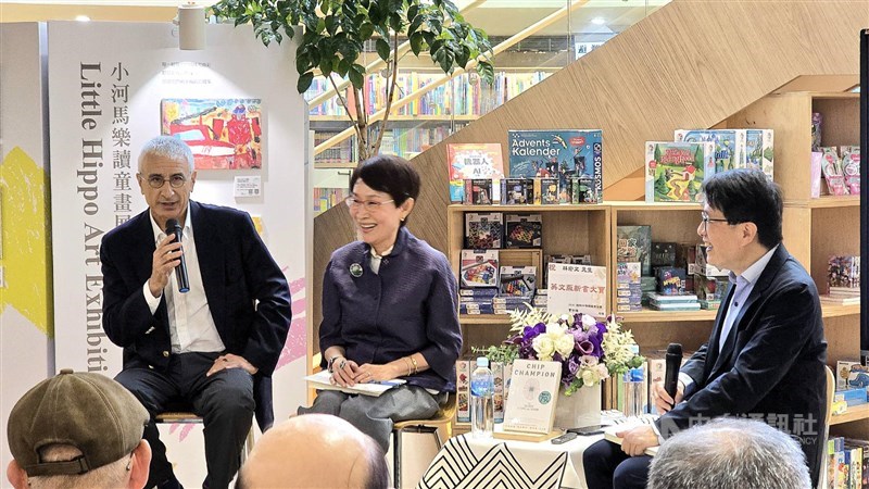 Alpha Ring International Chair Peter Kurz (left) and former TSMC deputy spokesperson Elizabeth Sun (center) join author Owen Lin (right) at a book launch event in Taipei on Saturday. CNA photo Oct. 25, 2025