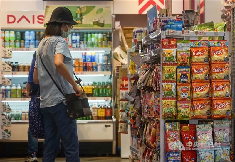 “Shoppers browse products at a local supermarket. CNA file photo