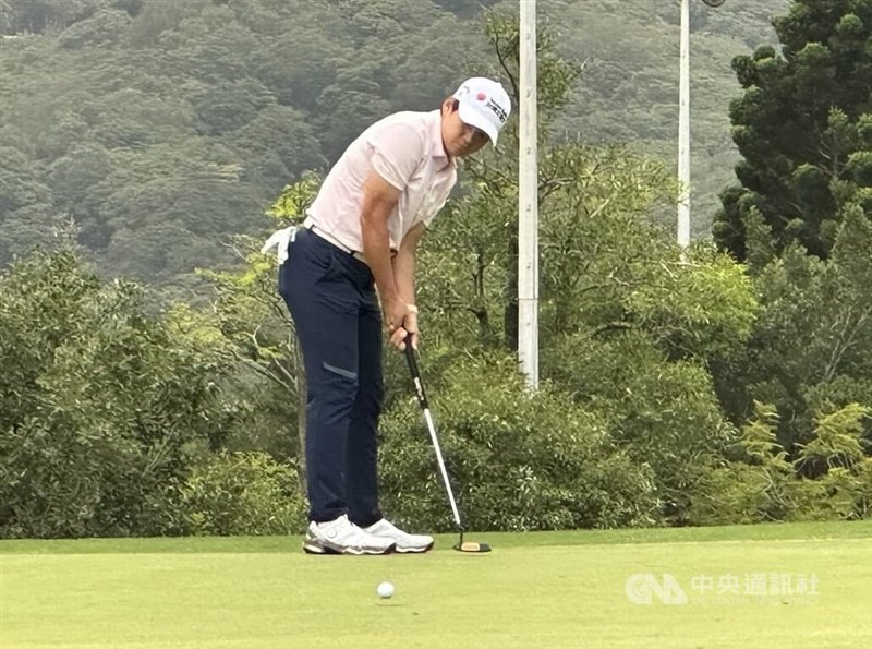 Taiwanese former LPGA world No. 1 Yani Tseng makes a putt on the green Sunday. CNA photo Oct. 26, 2025