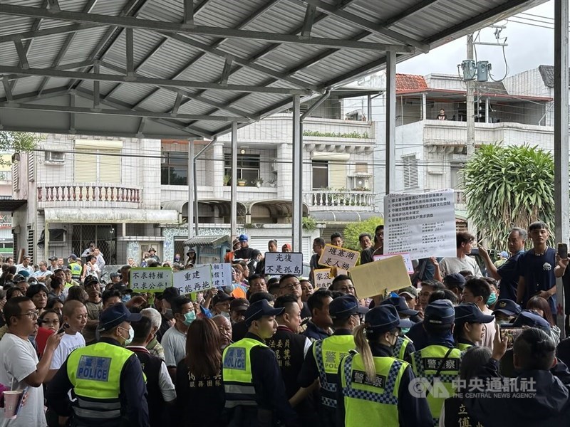The crowd chants outside the meeting hall in Hualien County on Monday as they are barred from entering. CNA photo Oct. 27, 2025