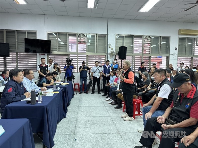 Hualien County Council Speaker Chang Chun (front, second right) sits opposite Kuomintang Legislator Fu Kun-chi (front, left) while waiting to speak at the meeting in Hualien County on Monday. CNA photo Oct. 27, 2025