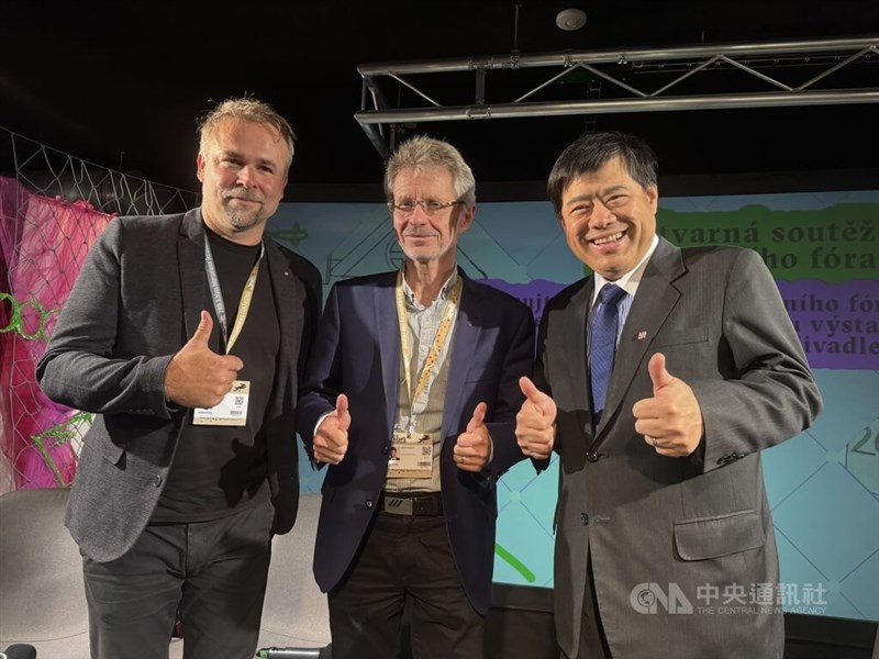 Director Dan Svátek of the film “Jsem Tchajwanec,” Czech Senate President Miloš Vystrčil (center) and Taiwan’s top envoy to the Czech Republic Remus Chen pose for a photo in Jihlava, Czech Republic, on Oct. 28. CNA photo Oct. 28, 2025