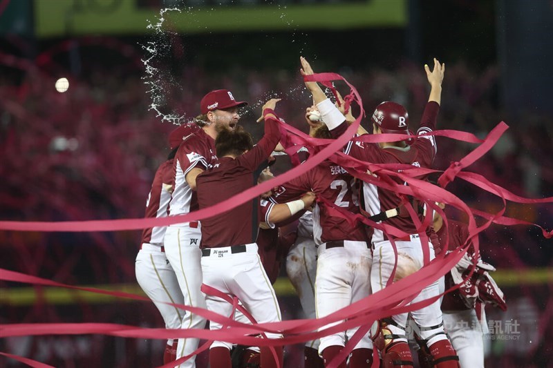 Players of the Rakuten Monkeys celebrate after winning the 2025 CPBL championship in Taichung on Monday. CNA photo Oct. 27, 2025