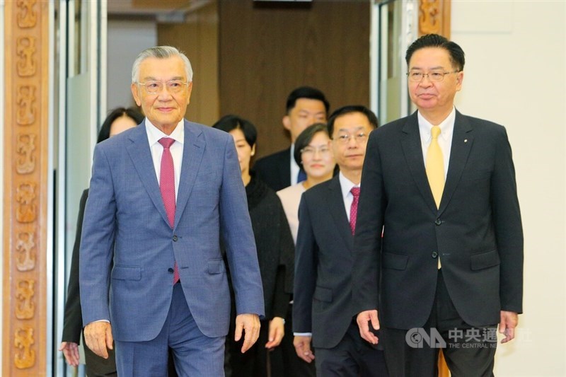 Presidential Adviser Lin Hsin-i (left) sets off for the 2025 APEC summit in South Korea on Tuesday. CNA photo Oct. 28, 2025