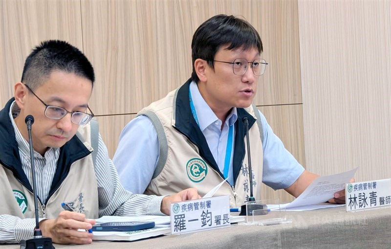CDC physician Lin Yung-ching (right). CNA photo Oct. 28, 2025