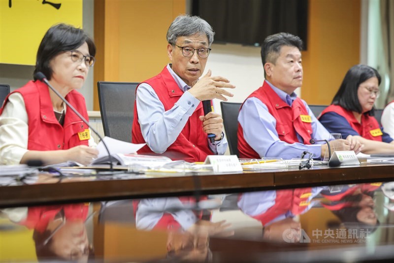 Agriculture Minister Chen Junne-jih (left second) speaks in a press event in Taipei on Wednesday. CNA photo Oct. 29, 2025