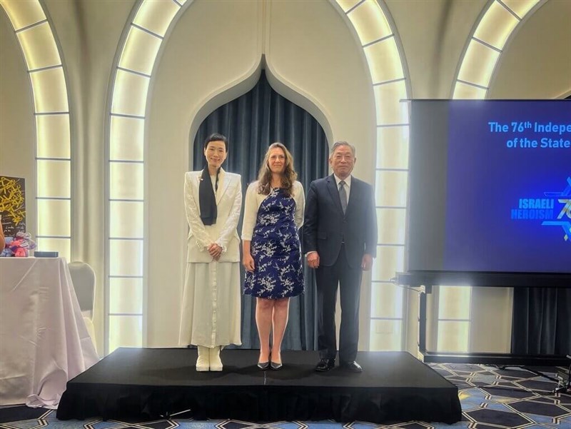 Representing the Jewish Taiwan Cultural Association, Na Tang (left) poses with former Deputy Foreign Minister Tien Chung-kwang (right) and Israel's representative to Taiwan Maya Yaron (center) at an event to celebrate Israel at an event in 2024. File photo courtesy of the Ministry of Foreign Affairs