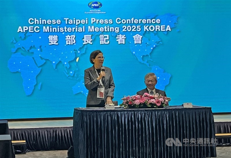 Taiwan's top trade negotiator Yang Jen-ni (left). CNA photo Oct. 30, 2025