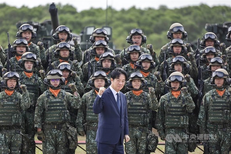 President Lai Ching-te reviews troops and cheers the newly formed M1A2T tank battalion in Hsinchu on Friday. CNA photo Oct. 31, 2025