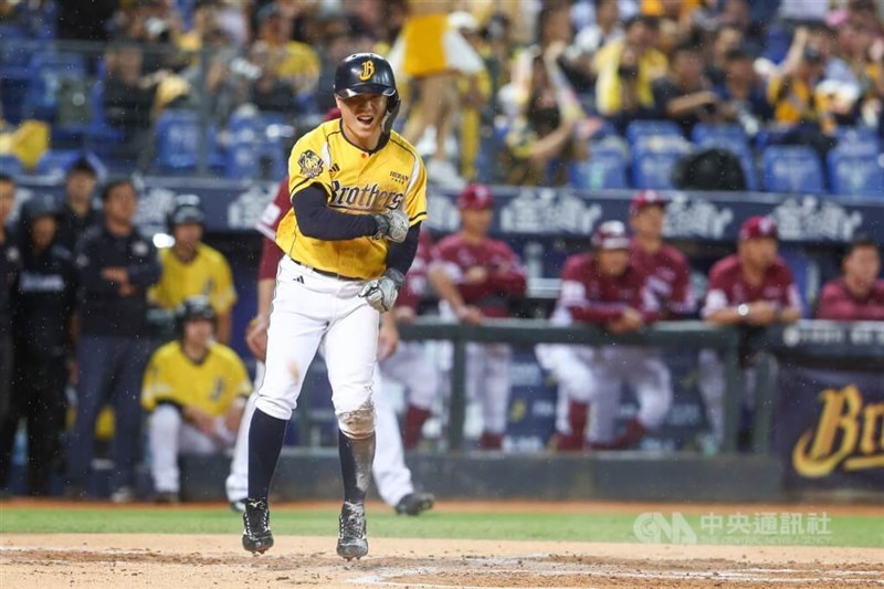 CTBC Brothers shortstop Chiang Kun-yu (江坤宇) celebrates with a fist pump during a CPBL game. CNA file photo